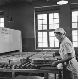 Arbeiterin von Bahlsen beim Kühlen der Produkte