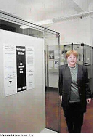 Katrin Nitzschke, Leiterin des Buchmuseums, vor der Titel-Vitrine