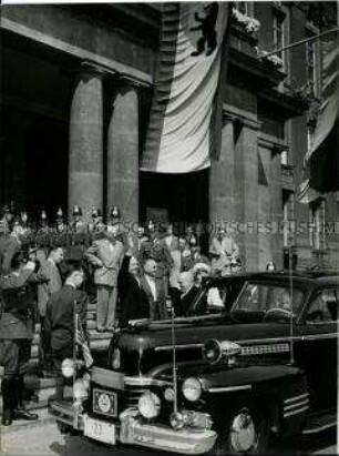 Der amerikanische Außenminister Acheson in Berlin vor dem Rathaus Schöneberg