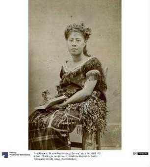 "Frau in Festkleidung, Samoa"