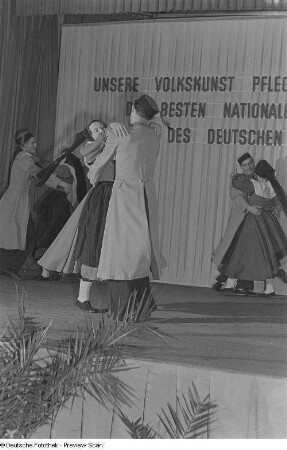 Paare der Tanzgruppe des Handelsorganisation-Warenhauses I Leipzig tanzen den "Mecklenburger", Sieger in der Kategorie "Volkstanzgruppen" beim Bezirksausscheid der Volkskunstgruppen 1954