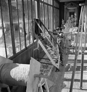 Aufnahme des Teppichs von Bayeux: Anfertigung von Farbfotografien in der Bibliotheksveranda des Museums (Aufnahme im Rahmen der Fotokampagne im besetzten Frankreich)
