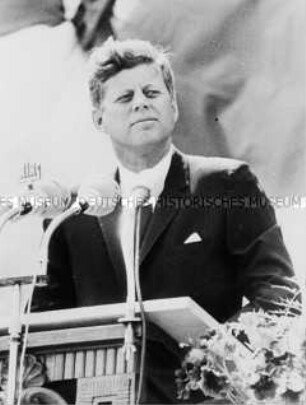 Präsident J.F. Kennedy während seiner Rede vor dem Rathaus Schöneberg