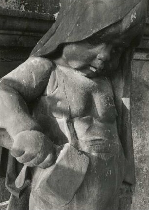 Putto mit Holzhammer : Putto mit Holzhammer. Sandstein (um 1905). Hüftstück. Dresden-Altstadt, Schloßplatz 1, Baustelle Ständehaus (Bauphase Substanzsicherung / Wiederaufbau Dach)