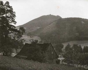 Zittauer Gebirge. Waltersdorf. Lausche. Blick von Nord, im Vordergrund altes Haus