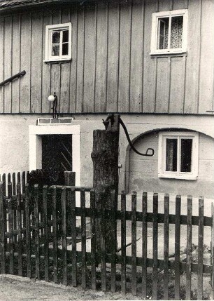 Haus mit Wasserpumpe in der Blutgasse in Hochkirch : Dom z klumpu při kěrchowskej muri na Krawnej hasy w Bukecach