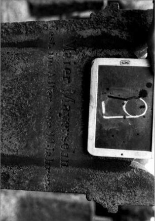 Grabstein 9 (Index: 100110404) Material: Sandstein Zustand: verwittert Maße HxBxT: 136x57x17 cm Beschreibung: Stele, getreppter Sockel, unterer Sockel rusticaartig, Giebel mit Eckakroteren, Schriftfeld rechteckig: Grabstein 9 (Detailaufnahme 2)