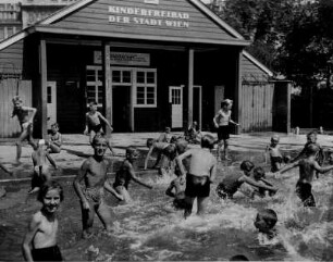 Wien. Im Kinderfreibad der Stadt toben Kinder im Wasser