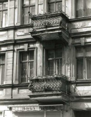 Görlitz, Landeskronstraße 28. Wohnhaus mit Laden (um 1895). Balkone