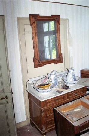 Waschkommode im Schlafzimmer Römer