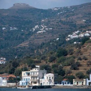 Andros. 380 km². 12.000 Einwohner. Ormos Korthiou Hafenplatz an der Ostküste vor dem südlichen Inselteil