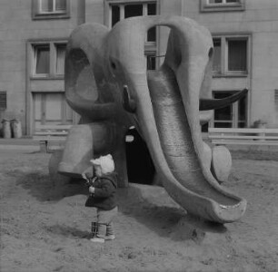 Dresden. Innenhof der Bebauung zwischen Weißer Gasse und Gewandhausstraße mit kleinem Spielplatz, Elefantenrutschbahn