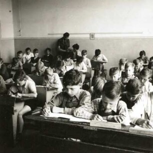 Berlin-Wilmersdorf. 3. Schule. Schulklasse beim Unterricht