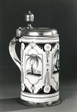 Walzenkrug (mit Deckel). Fayence, mehrfarbig bemalt; H. 17,2 cm. Dresden, um 1775. Dresden: Kunstgewerbemuseum 34895