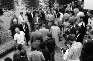 17. Tagung 1967 Chemiker; Maikäferrede: Graf Lennart Bernadotte auf der Landungsbrücke, hinter Graf Lennart Bernadotte: Lord Alexander Todd of Trumpington und Harold C. Urey