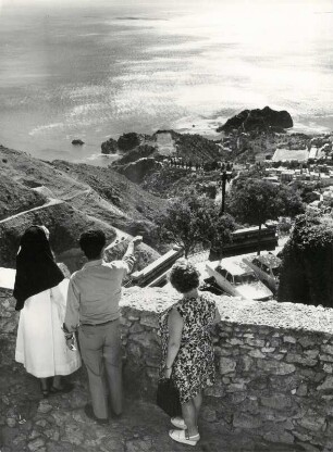Blick über Taormina zum Meer
