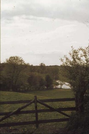 Kneeden, im Hintergrund Trave