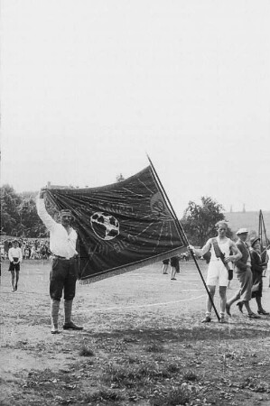Fahnenträger eines Arbeitersportvereins nach einem Umzug durch Dohna