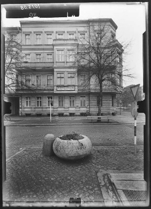 Potsdam-Brandenburger Vorstadt, Platz der Nationen (Luisenplatz). Fremdenheim (Hotel am Luisenplatz). Straßenfront (Teilansicht, Zimmerstraße)