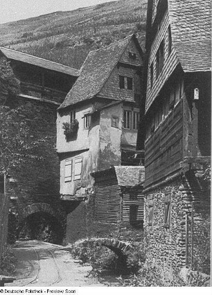 Bacharach. Wohnhäuser am Holztor. Blick zur Stadtmauer