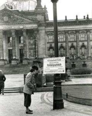 Vor dem Berliner Reichstagsgebäude