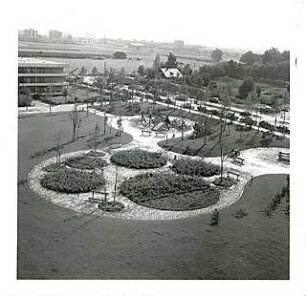 Hansjakob, Gottfried; München - Englschalking, Englschalkingerst. / Elektrastr.; Wohnanlage Cosimapark und Wohnanlage an der Englschalkinger-/ Elektrastraße - Wohnanlage Elektrastrasse, Außenanlage, Spielplatz und Pflanzenbeete (kreisförmig)