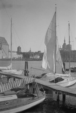 Stralsund. Hafen, im Vordergrund Segelschiffe, im Hintergrund Stadtpanorama mit Nikolaikirche undJakobikirche