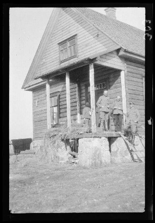Front eines Holzhauses mit Vordach in Janischki [Janiškiai (?), Litauen]