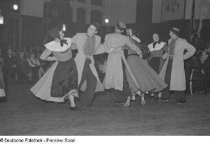 Tanzende Paare in Tracht bei einer Kulturveranstaltung der Gewerkschaft Handel