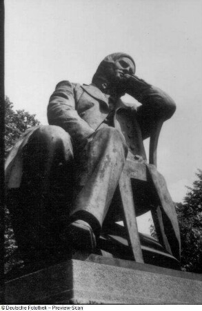 Denkmal für Robert Schumann. Bronze (1901; J. Hartmann). Zwickau, Hauptmarkt