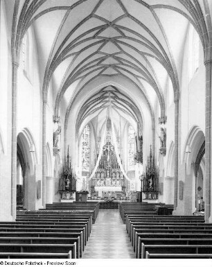 Burghausen. Pfarrkirche St. Jakob. Blick in den Innenraum zum Altar