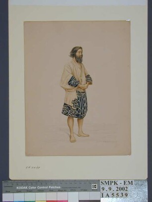 Stehender Ainu, angetan mit einem 3/4-Mantel.