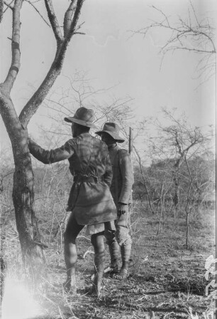 Jäger bei Pretoria : Zwei Jäger (vielleicht auch Wildhüter) warten nahe Pretoria an einem Baum.