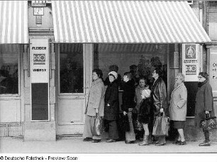 Dresden-Neustadt, Bautzner Straße 7. Wohnhaus mit Fleischereigeschäft. Warteschlange vor dem Laden