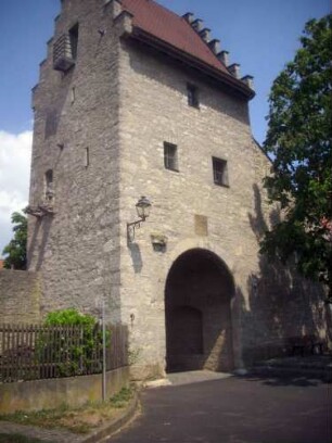 Stadtbefestigung - Stadttor (Maintor)-Ansicht von Südwesten mit Schießscharten und Durchfahrt sowie erhaltener steinerner Torangel
