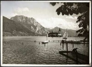 Gmunden, Österreich. Blick vom Jachtklubhafen auf das Schloss Ort mit Traunstein