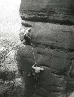 Affensteine, Wolfsturm. Seilschaft Karlheinz Gonda und Rudi Rutsch am Alten Weg (VIIb)