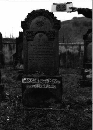 Grabstein 32 (Index: 99798349) Material: Sandstein Zustand: gut Maße HxBxT: 161x58x19 cm Beschreibung: Stele mit eingezogenem Rundbogenabschluß, Rankenakroteren, Sockel Symbolik: Blüte: Grabstein 32