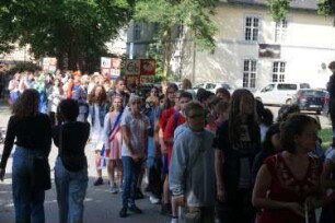 Bad Oldesloe: Kindervogelschießen: Am Bürgerpark, Blickrichtung Westen: Einzug auf den Exer: Festumzug Theodor-Storm-Schule Klassen 6a, 6b und 6c: im Hintergrund Jugendfreizeitstätte (JuZe): 13. Juli 2023