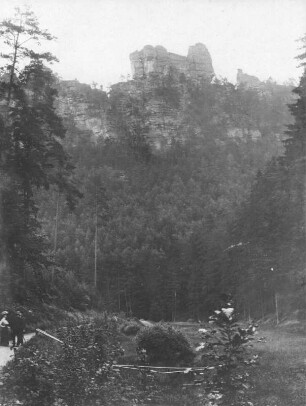 Sächsische Schweiz, Rathener Gebiet. Blick aus dem Amselgrund gegen Lokomotive und Lamm