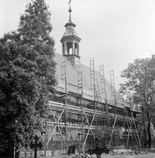 Schlosskirche: Renovierung: Außenaufnahme: Kirchenschiff mit Gerüst: Blick von Südwesten