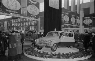 Messebesucher in der Ausstellungshalle der Tschechoslowakei, Präsentation von Fahrzeugen der Firma Skoda