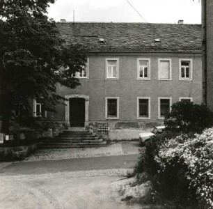 Plohn, Hauptstraße 13. Ehem. Gutshof. Wohnhaus (1842). Straßenfront