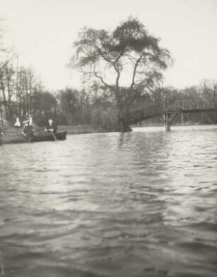Rudolf Kroll beim Rudern auf einem Stausee
