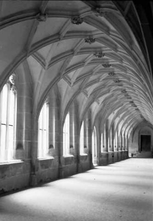 Tübingen-Bebenhausen: Blick in das Innere des Kreuzganges der Kirche