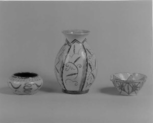 Zwei Schalen und Vase : Zwei Schalen und Vase. Fayence, bemalt, glasiert (um 1925; K. Feuerriegel). Frohburg: Museum im Schloß Frohburg V 473/95, V 474/95, V 475/95