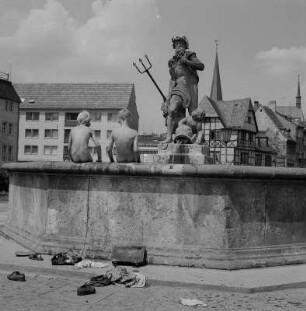 Weimar. Der Neptun-Brunnen auf dem Marktplatz, mit zwei badenden Jungen