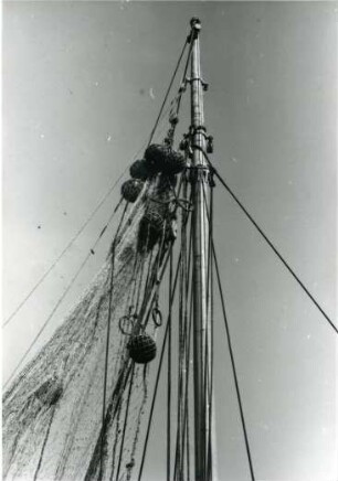 Netz im Mast eines Kutters, Norddeutsche Küste