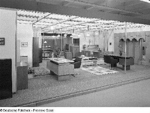 Ausstellungskoje mit Wohnzimmermöbeln (1981; VEB Möbelkombinat Zeulenroda-Triebes (ZEUTRIE))
