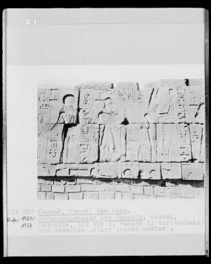 Ramses 2. vor Sachmis und Amon-Min (Stier seiner Mutter)